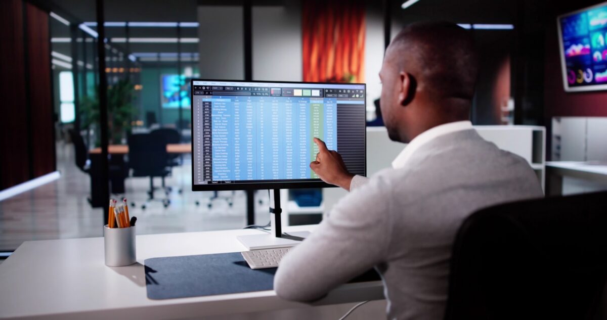 Contact center analytics dashboard showing sentiment trends and early performance warning indicators
