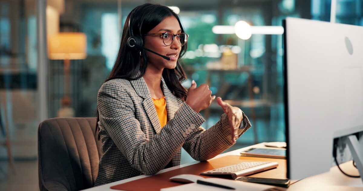 Contact center agent receiving real-time guidance on a live customer call