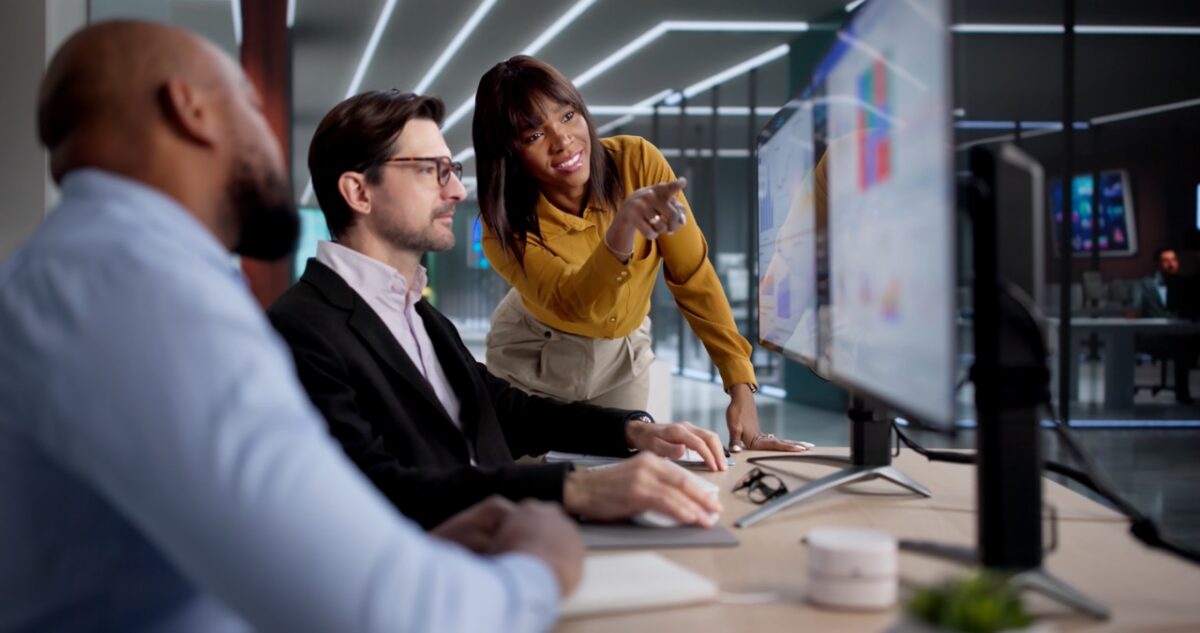 Contact center supervisor reviewing agent benchmarking data, objection handling conversion rates, and peak-end sentiment scores in ChorusCX analytics to identify top performer patterns