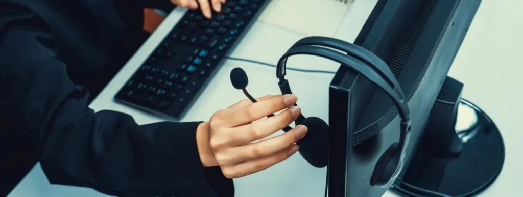 contact center supervisor documenting a shift handoff between business hours and after-hours teams