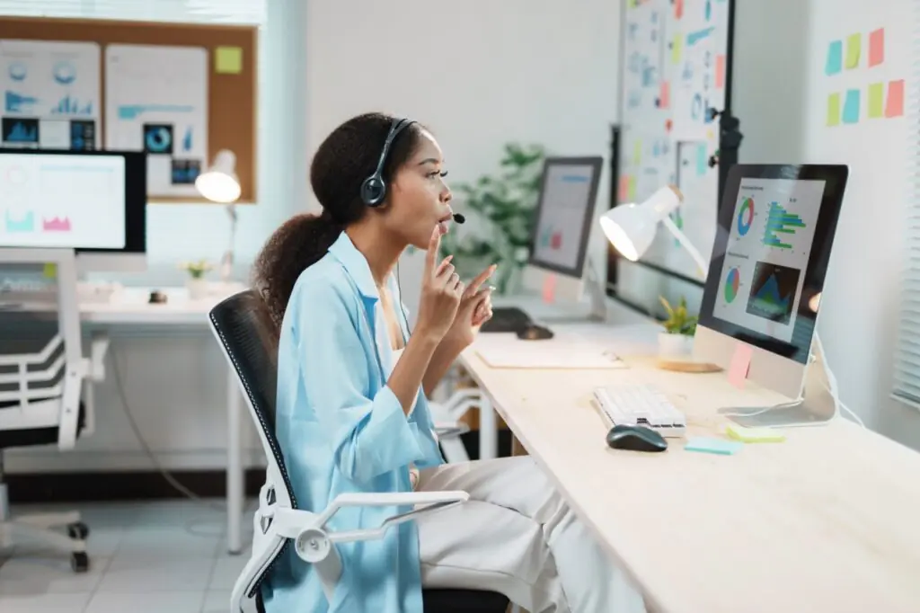 supervisor monitoring a risk-prioritized queue of high-risk calls flagged by speech analytics
