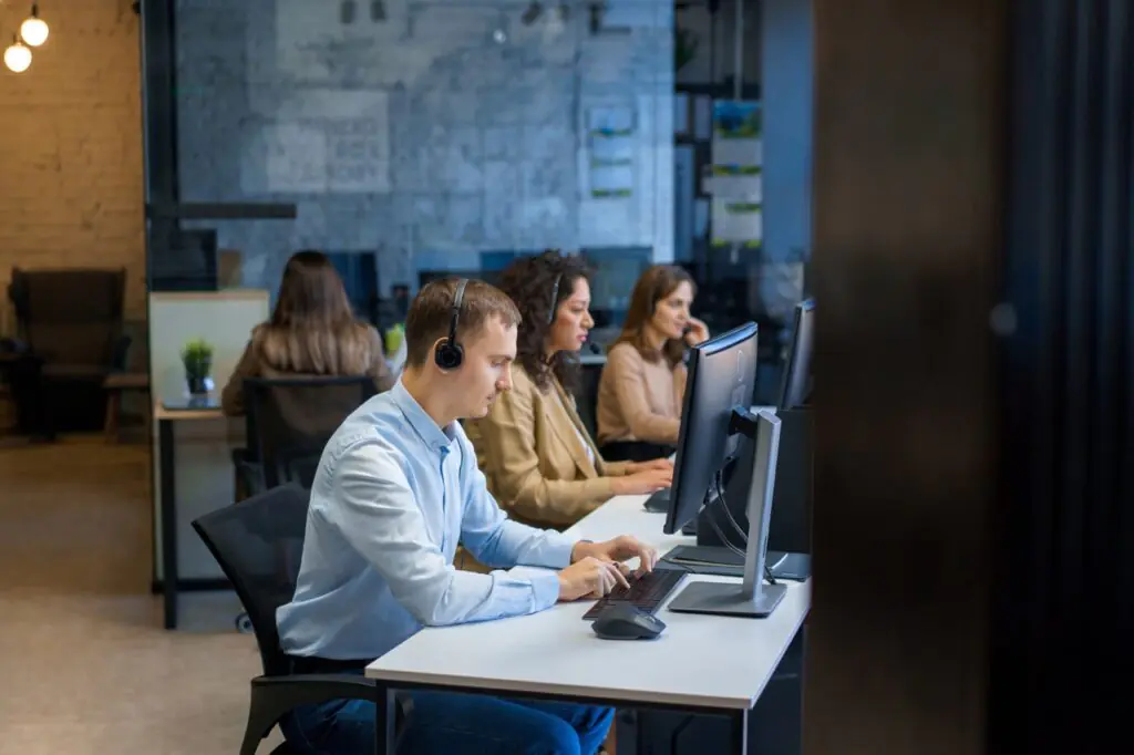 new contact center agent using real-time guidance prompts during a live call