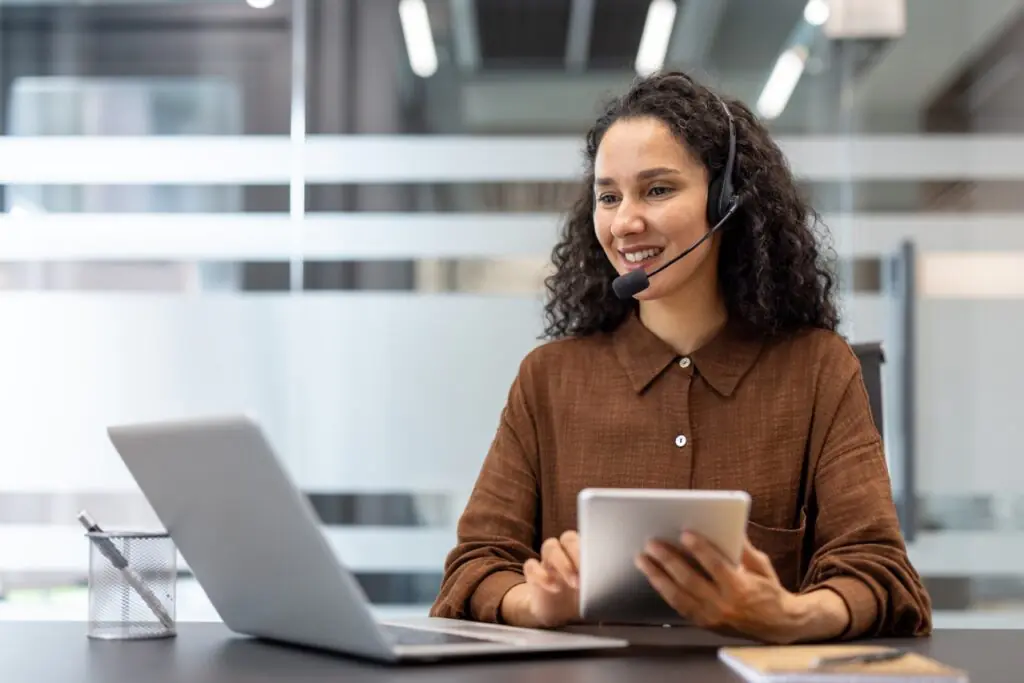 contact center agent viewing a real-time guidance prompt during a live customer call