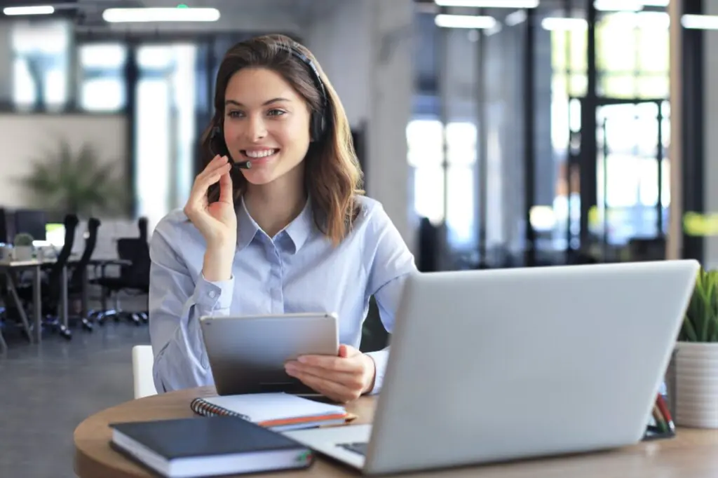 Contact center agent viewing a structured knowledge base article during a live customer call