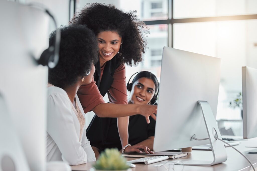 Contact center agent using an integrated unified communications strategy to consult a specialist