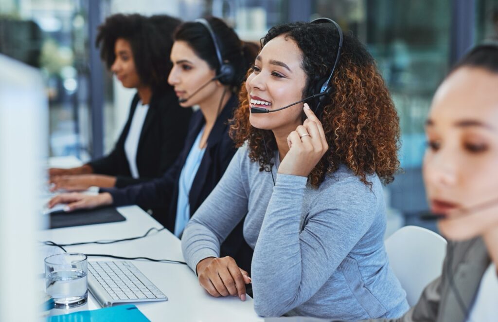Contact center supervisor analyzing conversation data to reduce repeat contacts
