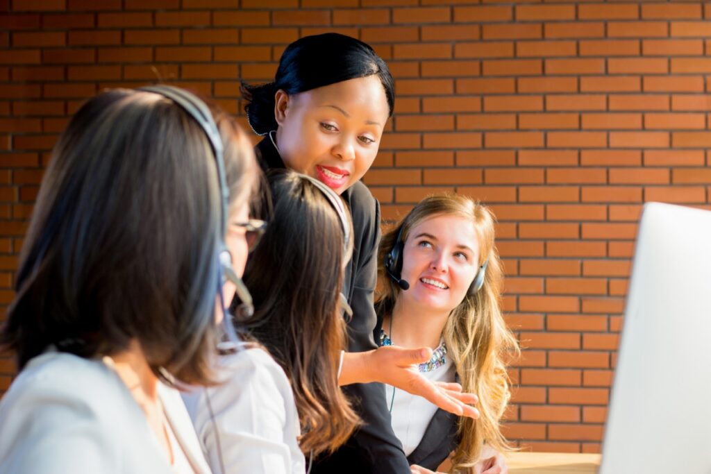 Contact center agent using conversation analytics to review customer sentiment trends